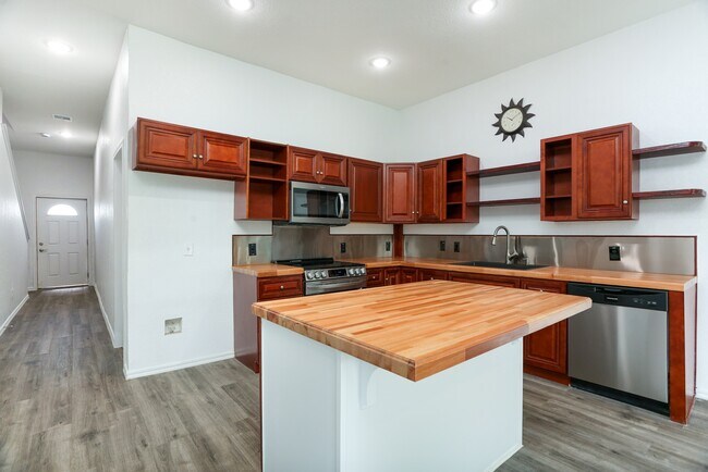 Foto del edificio - 8611 Key Windy Way