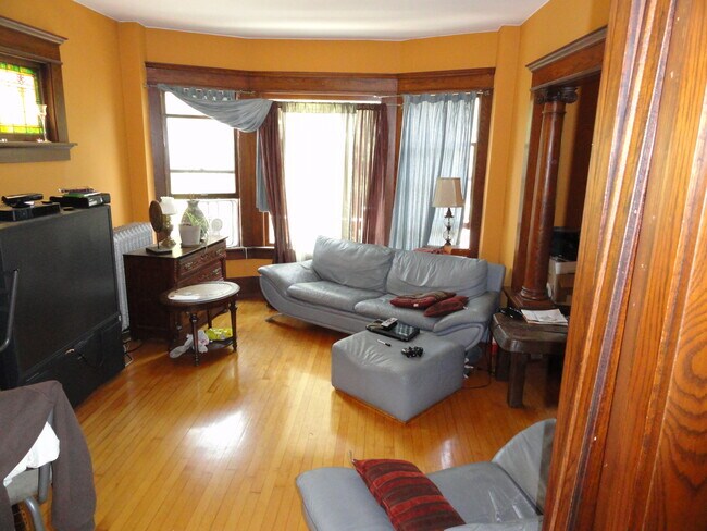 Sunny living room - 1630 N Astor St