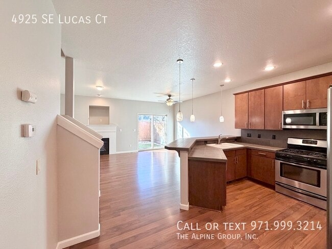 Building Photo - 4925 SE Lucas Ct