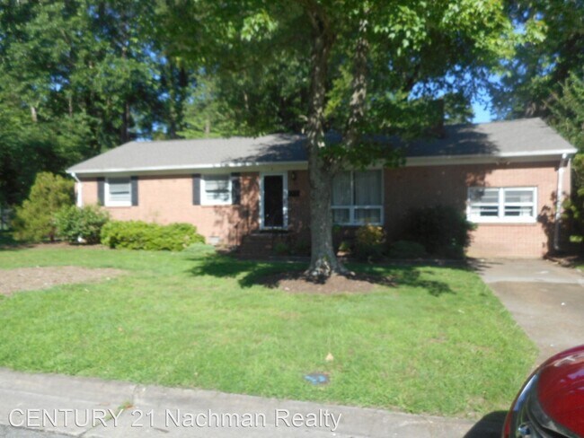 Building Photo - 3 br, 1.5 bath House - 4 Fairway Lane