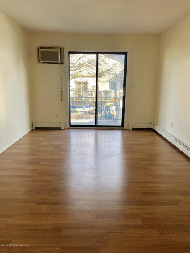 Foto del edificio - 379 Bradley Ave