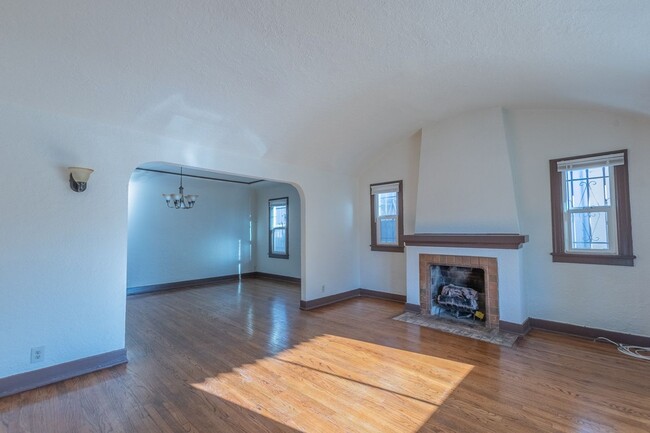 Building Photo - Beautiful 2 Bed +office, den garage, 1 Bath