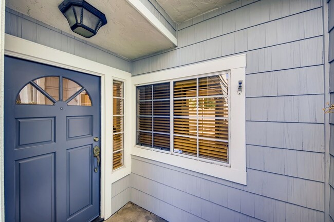 Foto del edificio - Gorgeous Townhome in the Del Mar Heights C...