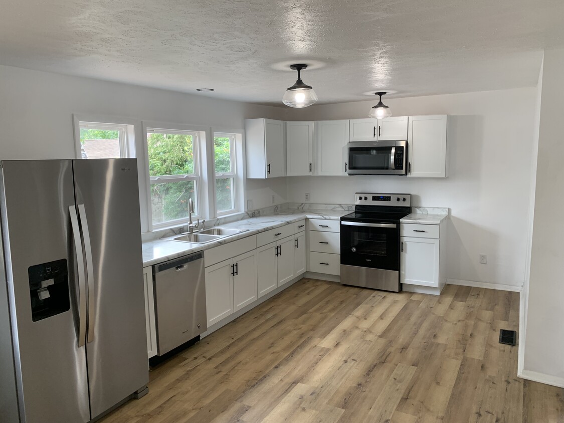 All New Kitchen! - 421 W Main St