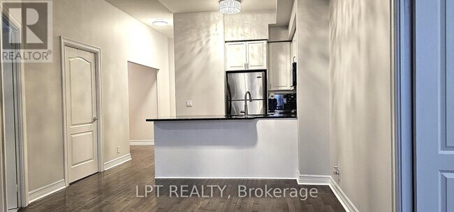 Photo du bâtiment - 1 Elm Dr W