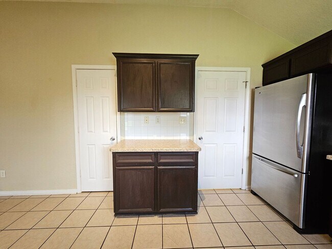 Foto del edificio - RENT REDUCTION & AVAILABLE NOW!