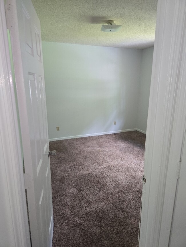 Building Photo - 717 Meadowbrook Dr