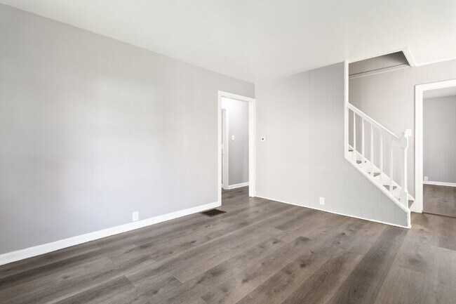 Foto del edificio - This updated 4-bedroom, 1-bath home is rea...