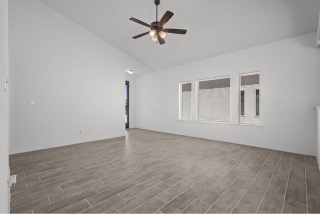 Foto del edificio - 12832 Linstead Ave