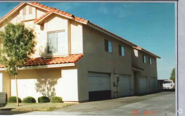 Building Photo - Rainbow Gardens