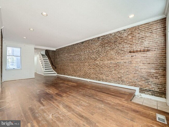 Building Photo - 833 Light St