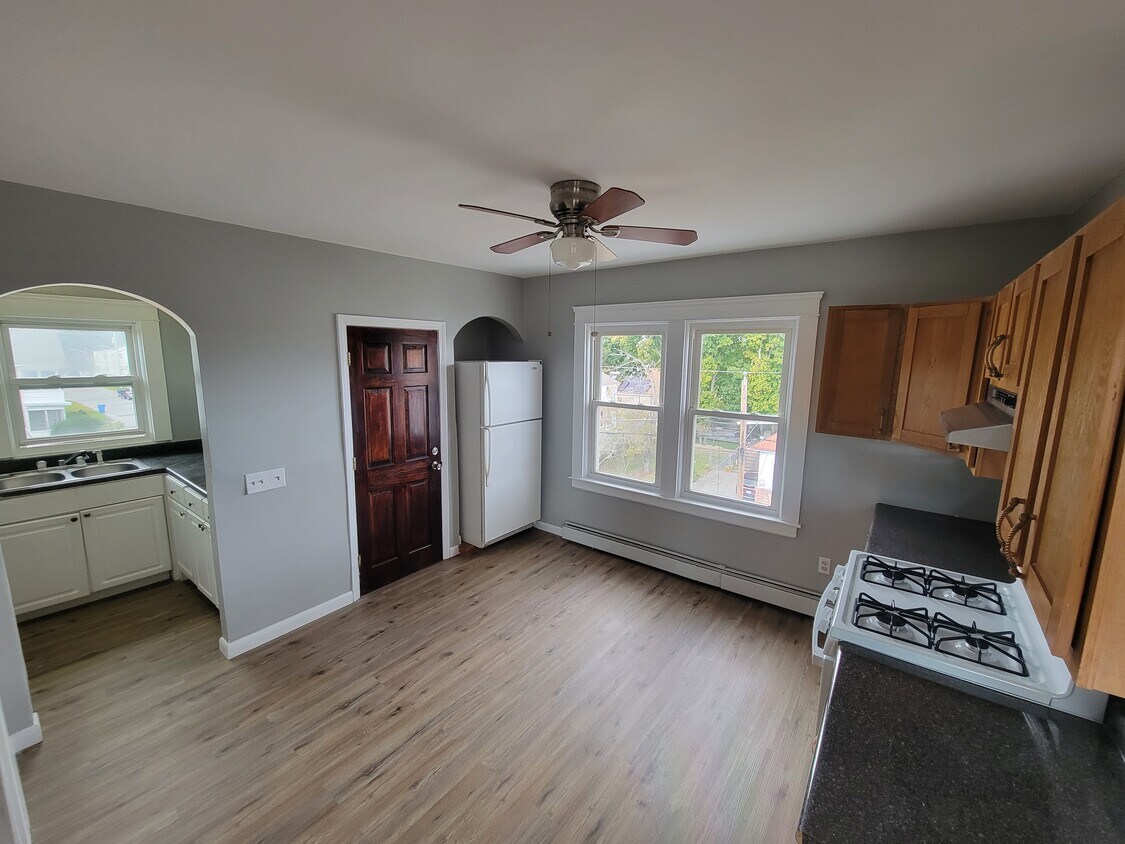 483 Laurel Hill Ave Unit 3rd Floor, Cranston, RI 02920 Apartments in