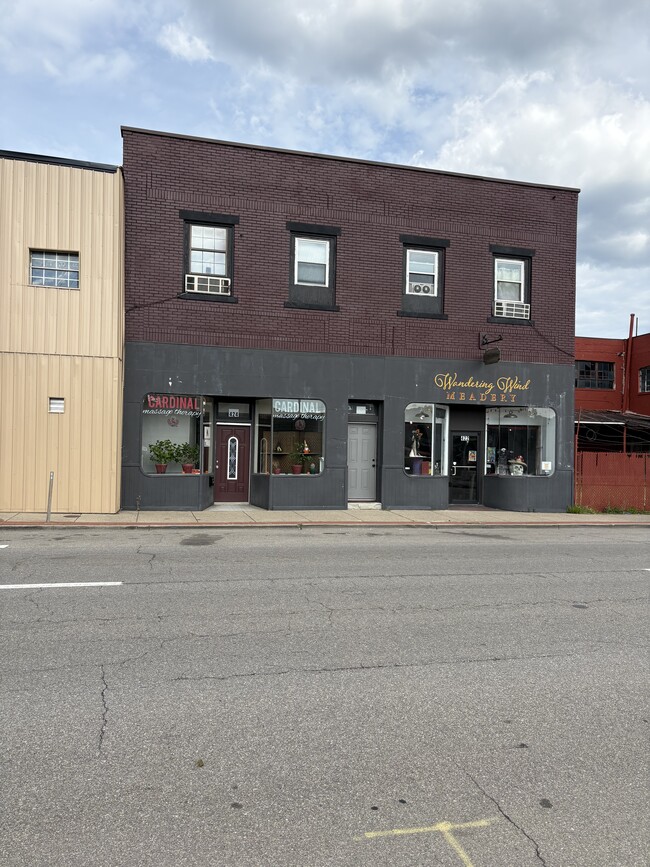 Apt upstairs 424 1/2 Washington st - 424 W Washington St