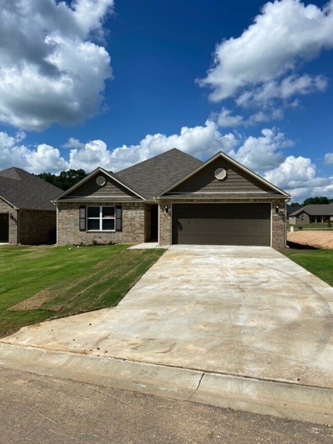 Building Photo - 2601 Grand Ln