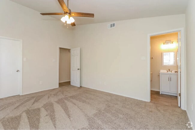 Building Photo - 415 Revolution Ln