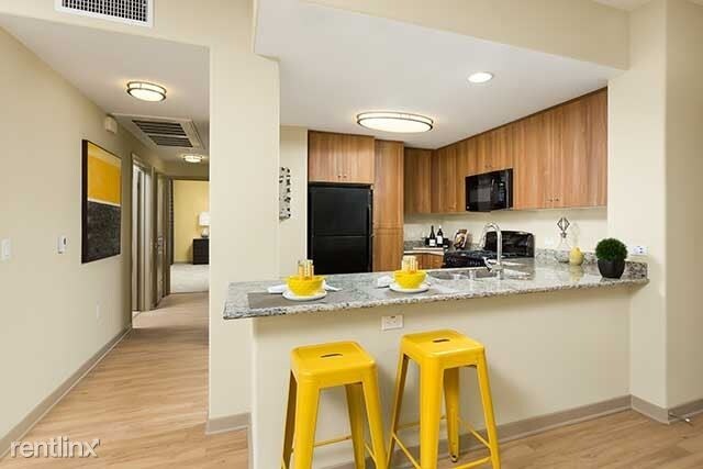 Foto principal - 205 S San Dimas Canyon Rd
