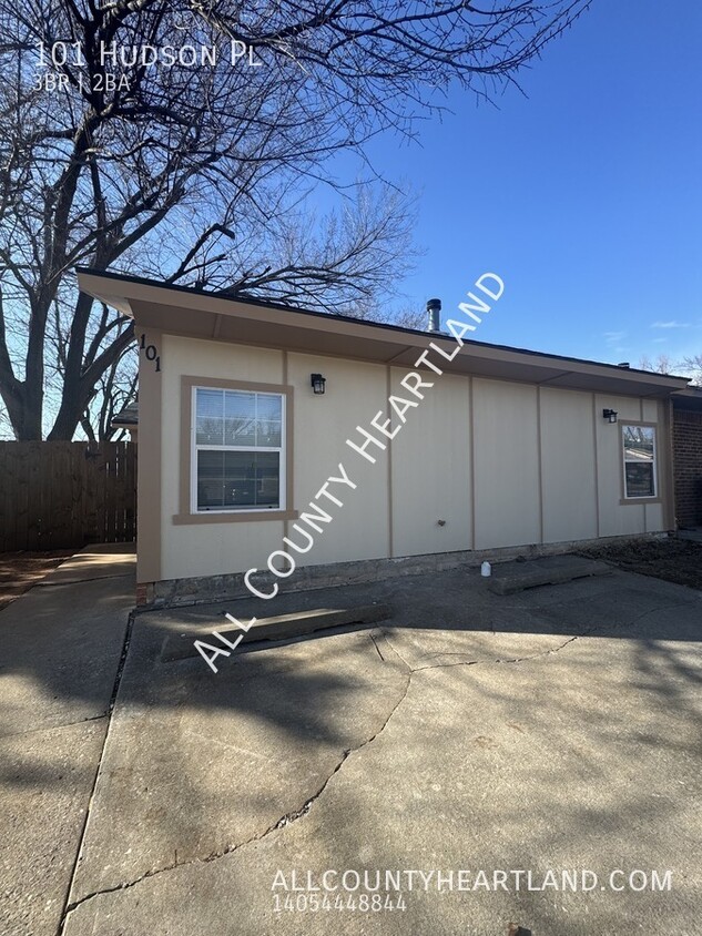 Primary Photo - Updated 3 bed 2 bath in Midwest City!