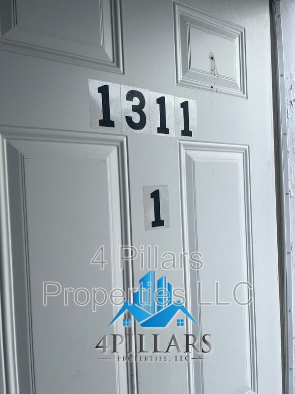 Building Photo - 1311 E Columbus Dr