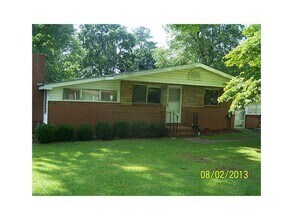 Building Photo - 3617 Lakeshore Dr