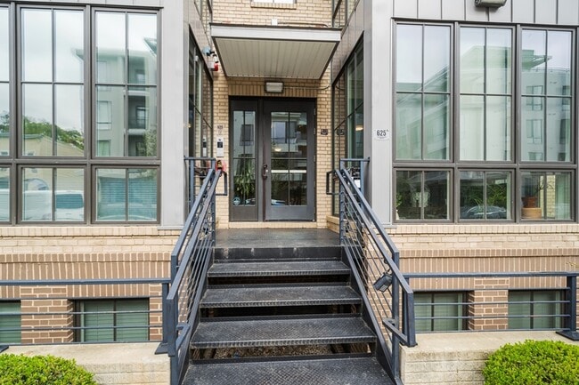 Building Photo - 625 Park Rd NW