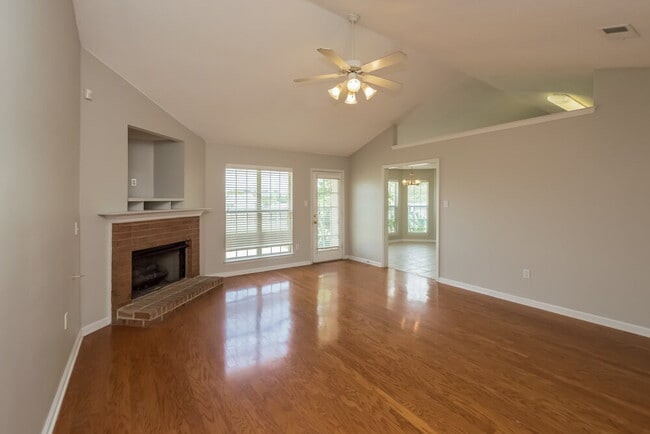 Building Photo - 810 Lakemont Dr