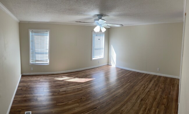 Foto del edificio - 15279 Floyd Holton Rd