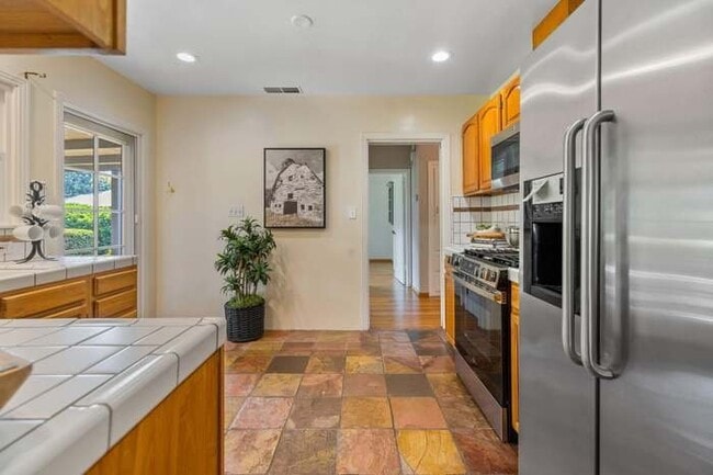 Foto del edificio - 1703 W Kaweah Ave