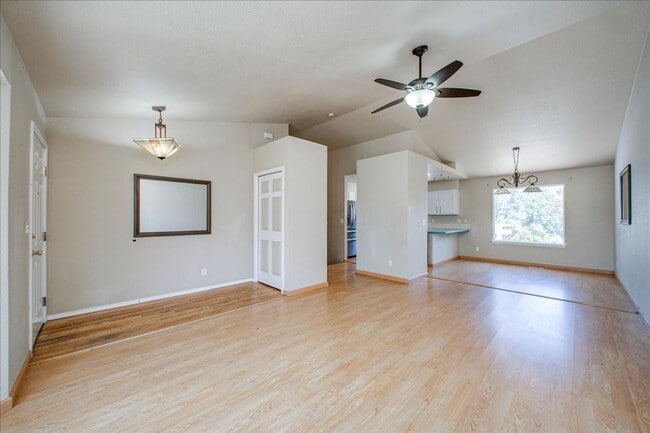 Building Photo - Tri-Level Home Close to The Village!