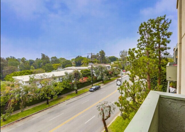 Vista exterior - 16169 Sunset Blvd