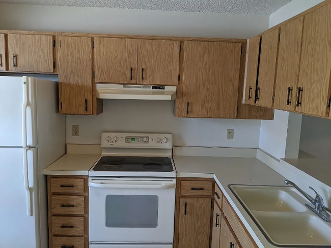 Building Photo - 2950 Wainwright Ct