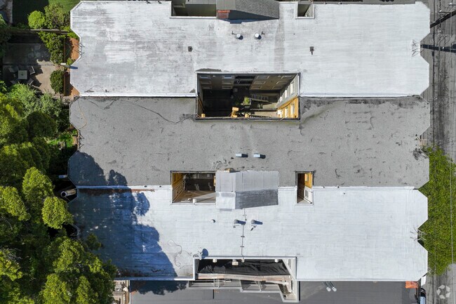 90° de arriba hacia abajo - 1333 Page St