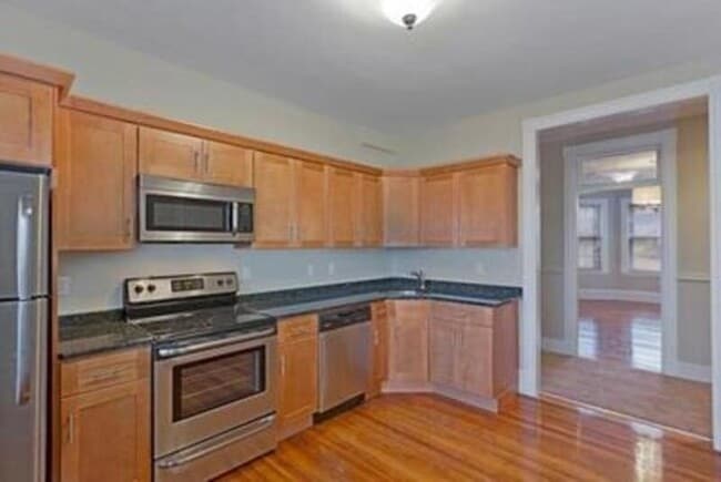 Building Photo - 94 Gladstone St