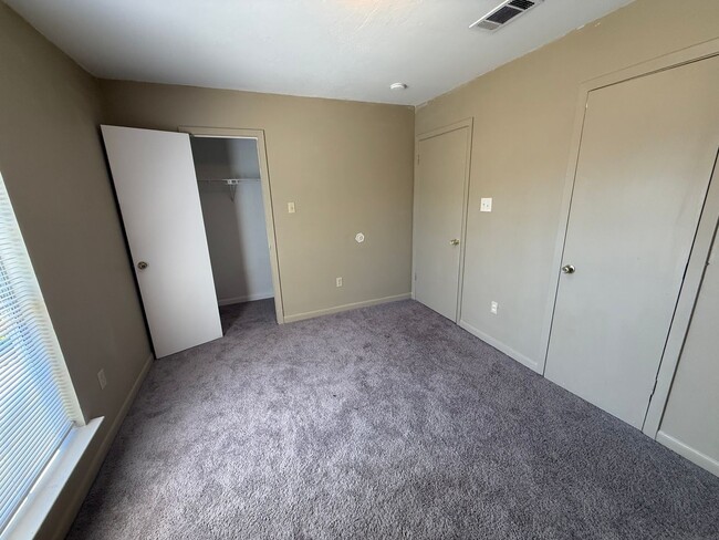 Building Photo - 2BD 1.5BA TOWNHOUSE WITH WATER INCLUDED