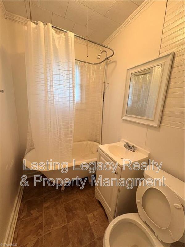 Building Photo - 1024 W Thirteenth ST