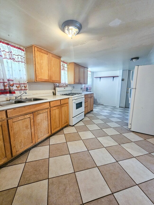 KITCHEN W/LAUNDRY HOOKUP. - 709 S Benton St