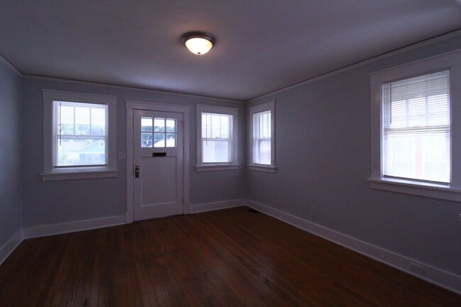 Building Photo - September FREE On This 2 Bedroom 1 Bath Ho...