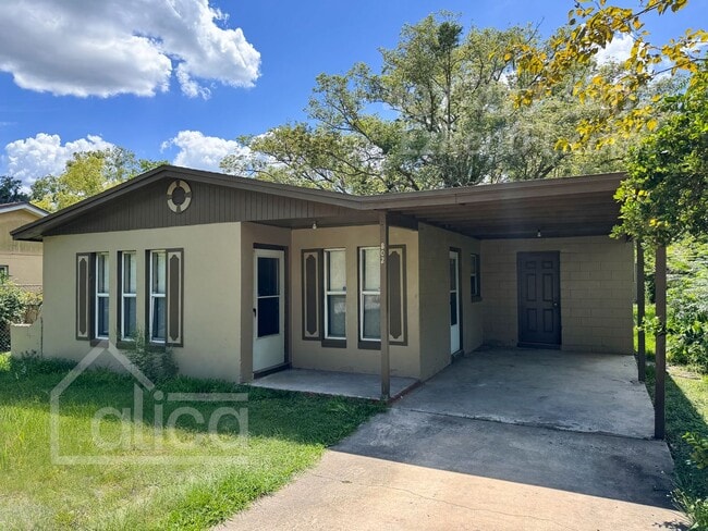 Stylishly Renovated 4-Bedroom Home Near Hi... - Stylishly Renovated 4-Bedroom Home Near Hi...