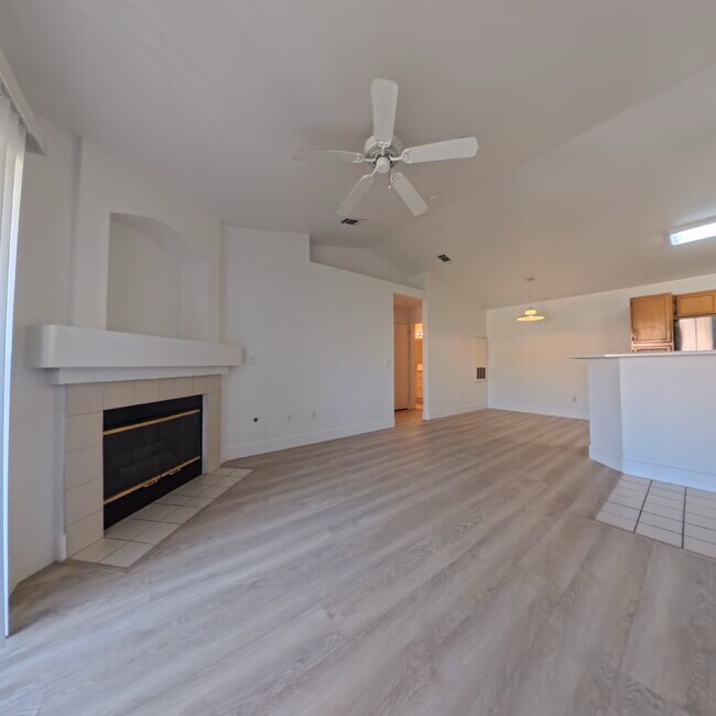 Foto del edificio - Upgraded 1 Bed 1 Bath Second-Story Condo at Opulence!