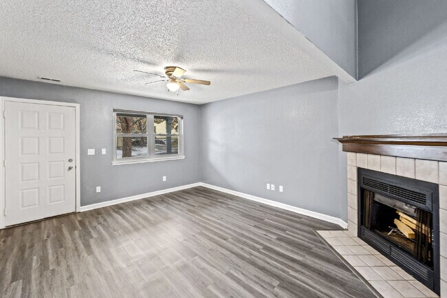Foto del edificio - Charming Two-Story Home with Fenced Yard & Cozy Fireplace — Pet-Friendly!