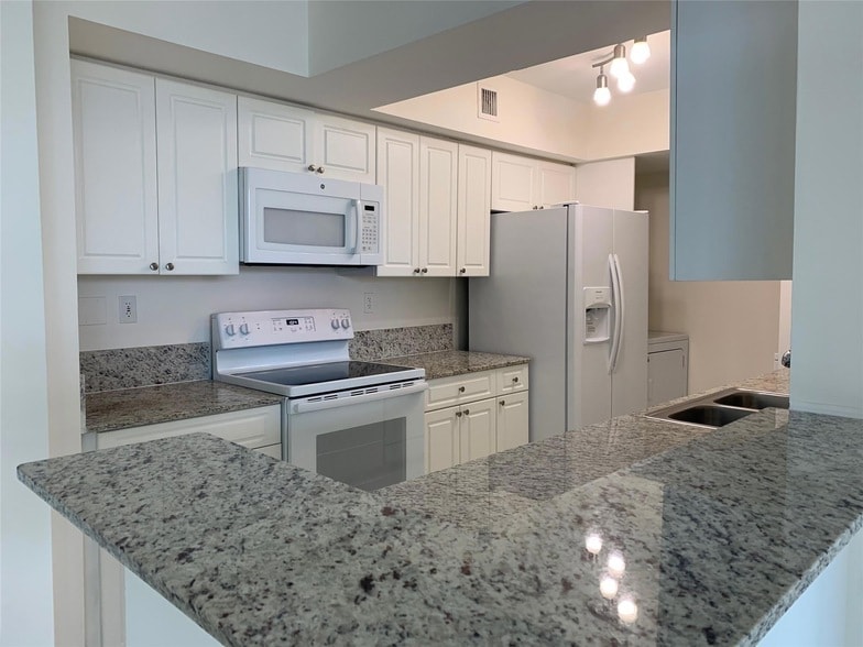 Foto principal - 18335 NW 68th Ave