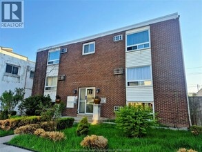 Building Photo - 821 Pillette Rd