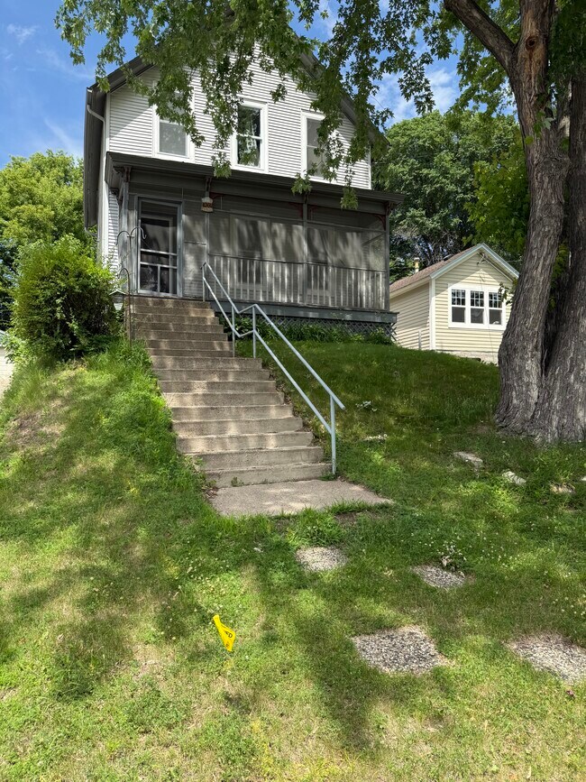 Foto del edificio - 902 Maple St W