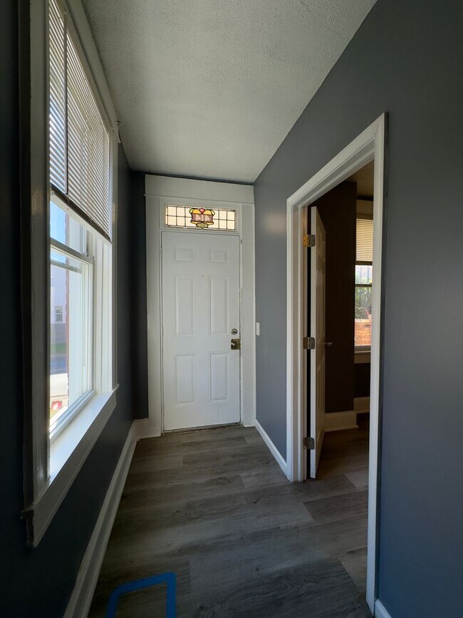 Building Photo - Charming 4Bed/3Bath Townhome with Spacious...