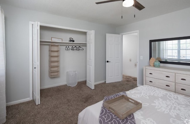 Foto del edificio - 600 Whispering Hills Dr