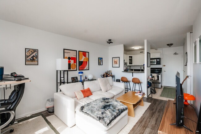 Foto del edificio - 1360 N Sandburg Terrace