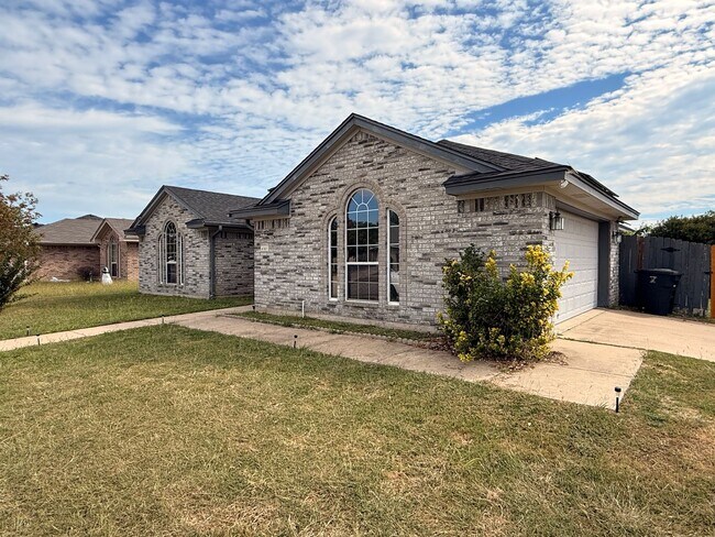 Foto del edificio - AVAILABLE NOW!