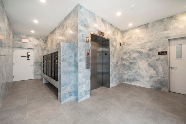 Building Photo - 242 Spring St