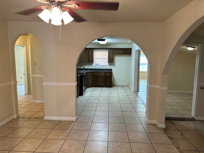 Foto del edificio - 3 BEDROOM, 1 BATH, DOUBLE DRIVE PARKING
