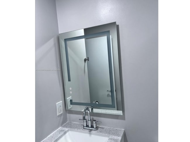 Foto del edificio - 2186 W 60th St