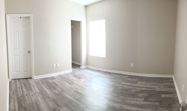 Foto del edificio - 4 BD/4 BA